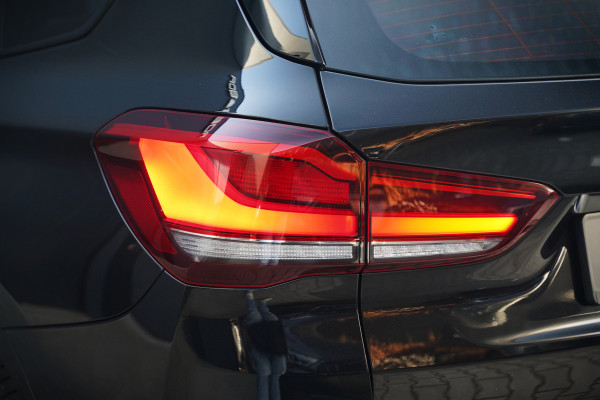 BMW X1 xDrive25e eDrive Edition M Sport | Panoramadak | Leer | Head-Up Display | Camera | Shadowline | Keyless | Cruise Control | Navigatie Prof. | Stoelverwarming | Elek. Achterklep | Ambiance Verlichting