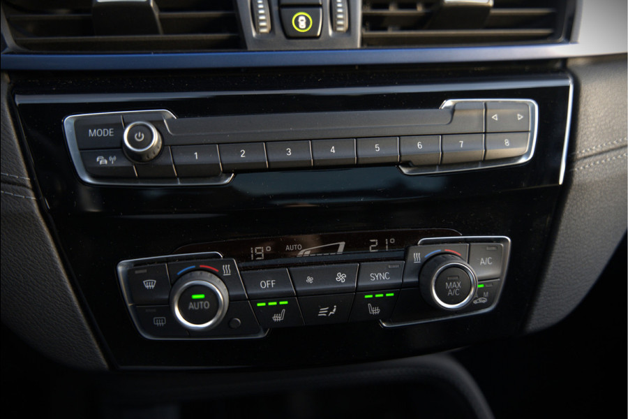 BMW X1 xDrive25e eDrive Edition M Sport | Panoramadak | Leer | Head-Up Display | Camera | Shadowline | Keyless | Cruise Control | Navigatie Prof. | Stoelverwarming | Elek. Achterklep | Ambiance Verlichting