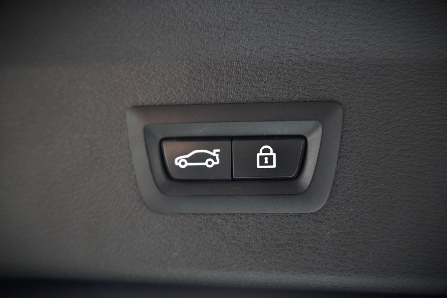 BMW X1 xDrive25e eDrive Edition M Sport | Panoramadak | Leer | Head-Up Display | Camera | Shadowline | Keyless | Cruise Control | Navigatie Prof. | Stoelverwarming | Elek. Achterklep | Ambiance Verlichting