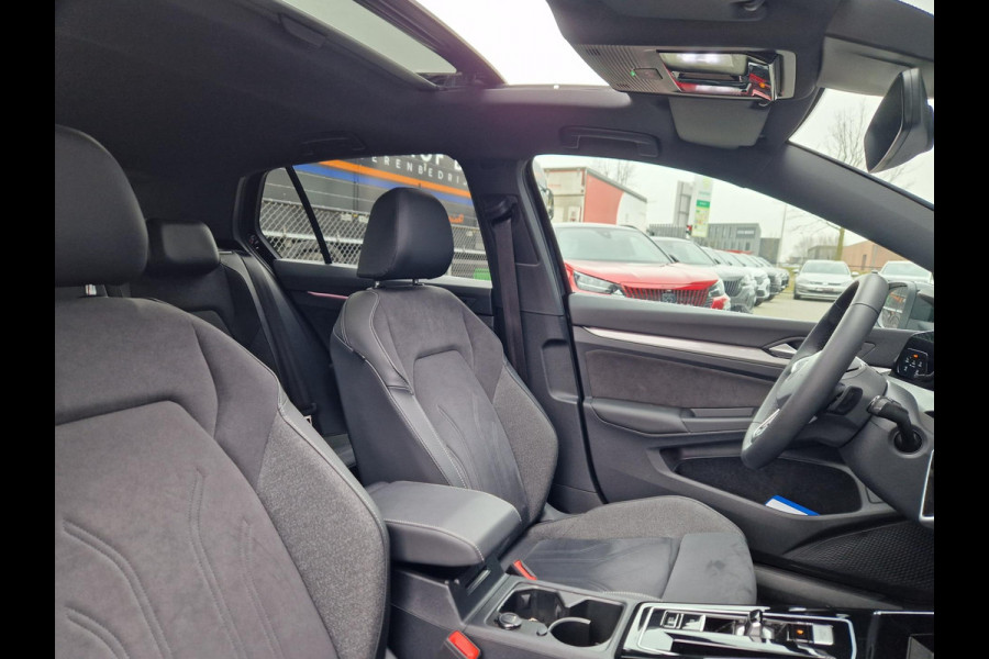 Volkswagen Golf 1.5 eHybrid 50 Edition /Panoramadak /IQ drive /IQ Light