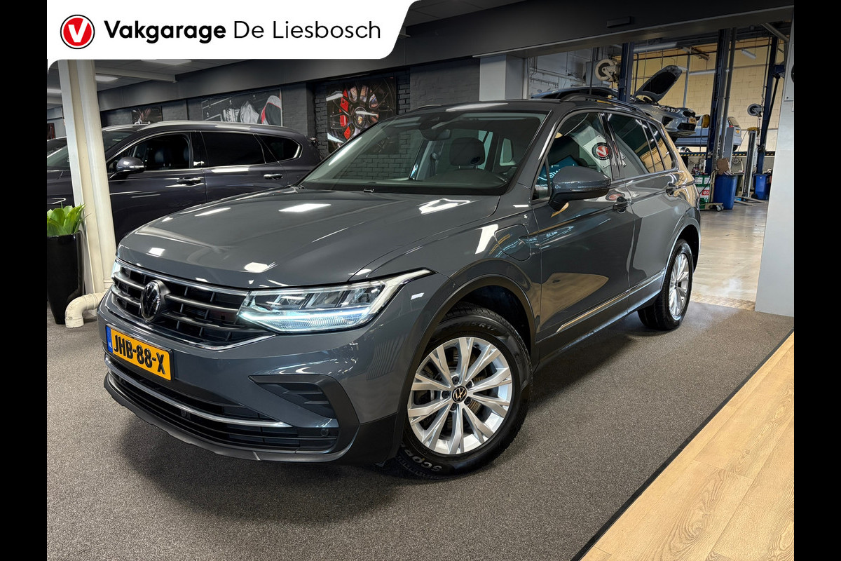 Volkswagen Tiguan 1.4 TSI eHybrid comfort Business / navi / camera / carplay / boeken