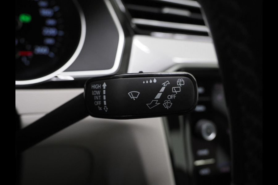 Volkswagen Passat Variant 1.4 TSI PHEV GTE | Leder | Trekhaak | Adaptive Cruise | Sfeerlicht | DAB | Climate | Matrix | Carplay