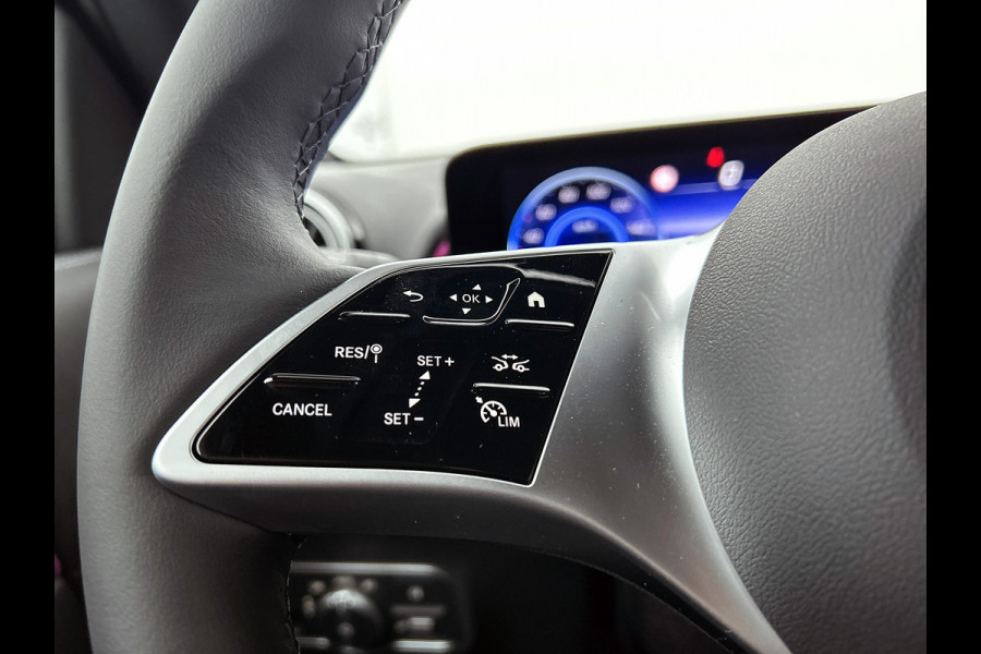 Mercedes-Benz EQB 250+ Business Solution Luxury 71 kWh | Panoramaschuifdak | Smartphone integratie | Extra USB-poorten | Stoelverwarming | Sfeerverlichting | Easypack achterklep | Dodehoekassistent |