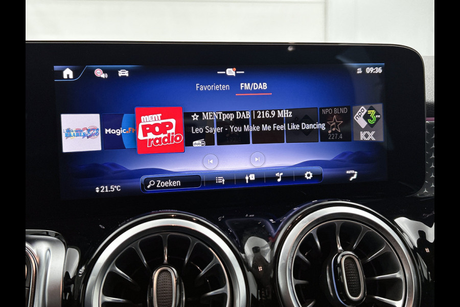 Mercedes-Benz EQB 250+ Business Solution Luxury 71 kWh | Panoramaschuifdak | Smartphone integratie | Extra USB-poorten | Stoelverwarming | Sfeerverlichting | Easypack achterklep | Dodehoekassistent |