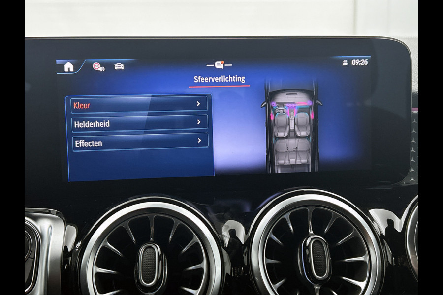 Mercedes-Benz EQB 250+ Business Solution Luxury 71 kWh | Panoramaschuifdak | Smartphone integratie | Extra USB-poorten | Stoelverwarming | Sfeerverlichting | Easypack achterklep | Dodehoekassistent |