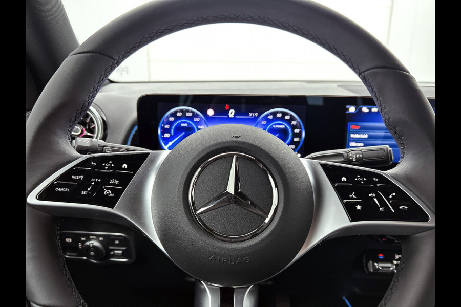 Mercedes-Benz EQB 250+ Business Solution Luxury 71 kWh | Panoramaschuifdak | Smartphone integratie | Extra USB-poorten | Stoelverwarming | Sfeerverlichting | Easypack achterklep | Dodehoekassistent |