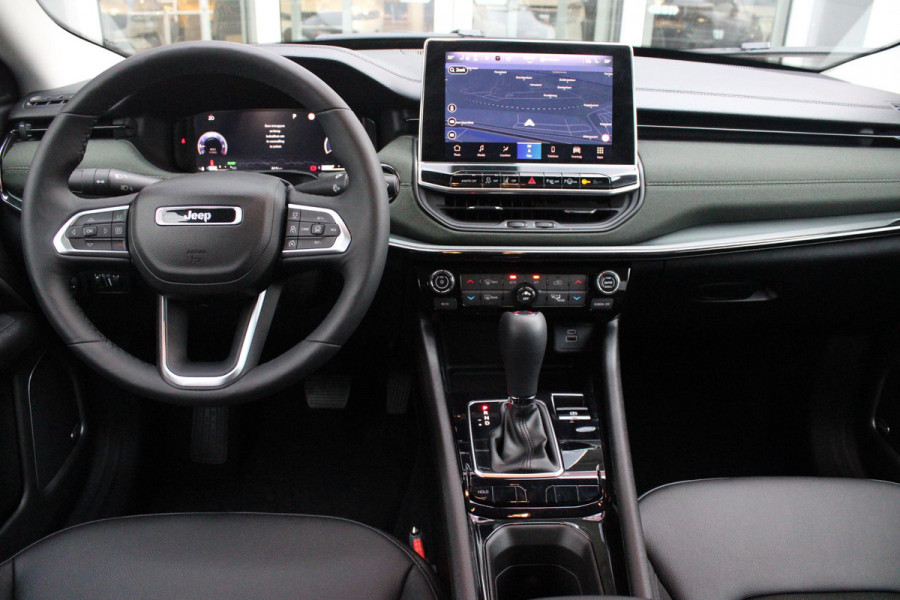 Jeep Compass 1.5T 145PK e-Hybrid NORTH STAR | SCHUIF/KANTEL DAK | UNIEKE KLEUR! "TECHNO GREEN" | WINTERPACK: STOEL/STUUR/PARKEERNSENSOREN/RUITENSPROEIER VERWARMBAAR | SAFETY PACK: 360° CAMERA/DODEHOEK BEWAKING/BUITENSPIEGELS MET INSTAPVERLICHTING | 10,1" TOUCHSCREEN MET NAVIGATIE/ADAPTIVE CRUISE CONTROL INCL LANE CENTERING ASSIST/VERKEERSBORDEN INFORMATIE/DRAADLOZE TELEFOONLADER/HANDSFREE ELEKTRISCH BEDIENBARE ACHTERKLEP | PREMIUM AUDIO SYSTEEM MET 9 SPEAKERS & SUBWOOVER "ALPINE" | KEYLESS ENTRY | DRAADLOZE APPLE CARPLAY/ANDROID AUTO | 18" LICHTMETALEN VELGEN | TWO TONE ZWART DAK |