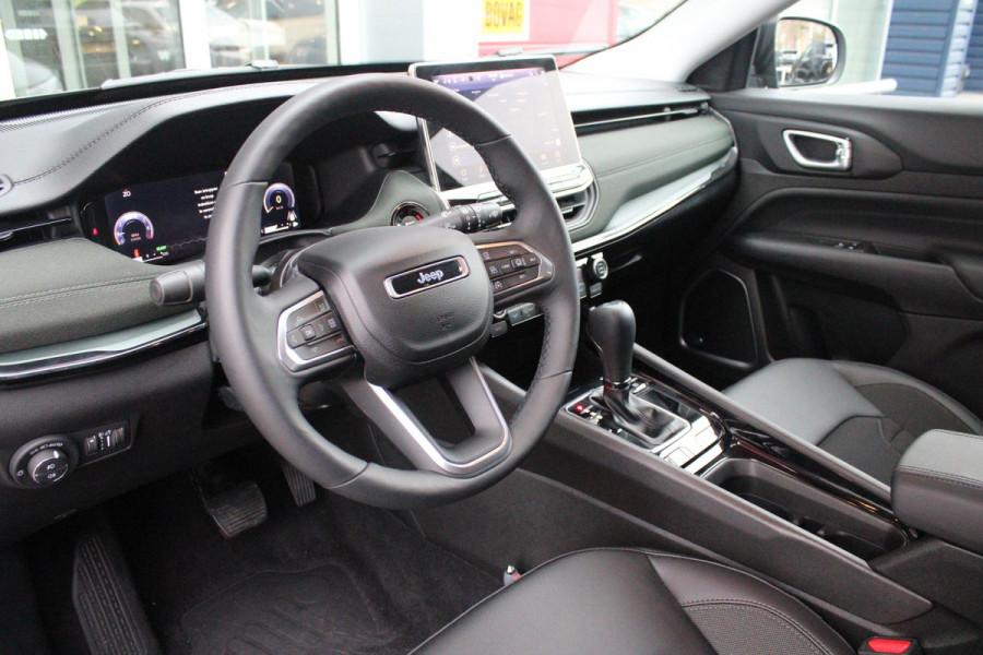 Jeep Compass 1.5T 145PK e-Hybrid NORTH STAR | SCHUIF/KANTEL DAK | UNIEKE KLEUR! "TECHNO GREEN" | WINTERPACK: STOEL/STUUR/PARKEERNSENSOREN/RUITENSPROEIER VERWARMBAAR | SAFETY PACK: 360° CAMERA/DODEHOEK BEWAKING/BUITENSPIEGELS MET INSTAPVERLICHTING | 10,1" TOUCHSCREEN MET NAVIGATIE/ADAPTIVE CRUISE CONTROL INCL LANE CENTERING ASSIST/VERKEERSBORDEN INFORMATIE/DRAADLOZE TELEFOONLADER/HANDSFREE ELEKTRISCH BEDIENBARE ACHTERKLEP | PREMIUM AUDIO SYSTEEM MET 9 SPEAKERS & SUBWOOVER "ALPINE" | KEYLESS ENTRY | DRAADLOZE APPLE CARPLAY/ANDROID AUTO | 18" LICHTMETALEN VELGEN | TWO TONE ZWART DAK |