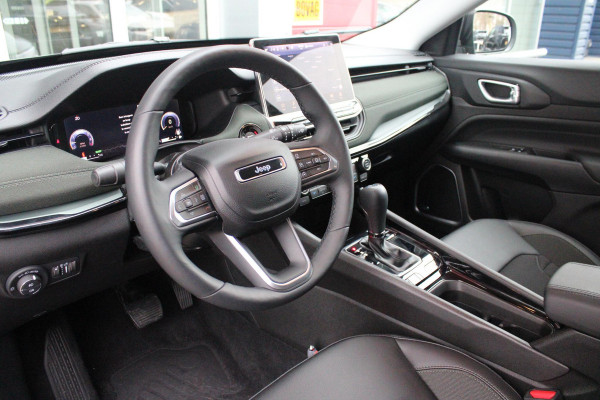 Jeep Compass 1.5T 145PK e-Hybrid NORTH STAR | SCHUIF/KANTEL DAK | UNIEKE KLEUR! "TECHNO GREEN" | WINTERPACK: STOEL/STUUR/PARKEERNSENSOREN/RUITENSPROEIER VERWARMBAAR | SAFETY PACK: 360° CAMERA/DODEHOEK BEWAKING/BUITENSPIEGELS MET INSTAPVERLICHTING | 10,1" TOUCHSCREEN MET NAVIGATIE/ADAPTIVE CRUISE CONTROL INCL LANE CENTERING ASSIST/VERKEERSBORDEN INFORMATIE/DRAADLOZE TELEFOONLADER/HANDSFREE ELEKTRISCH BEDIENBARE ACHTERKLEP | PREMIUM AUDIO SYSTEEM MET 9 SPEAKERS & SUBWOOVER "ALPINE" | KEYLESS ENTRY | DRAADLOZE APPLE CARPLAY/ANDROID AUTO | 18" LICHTMETALEN VELGEN | TWO TONE ZWART DAK |