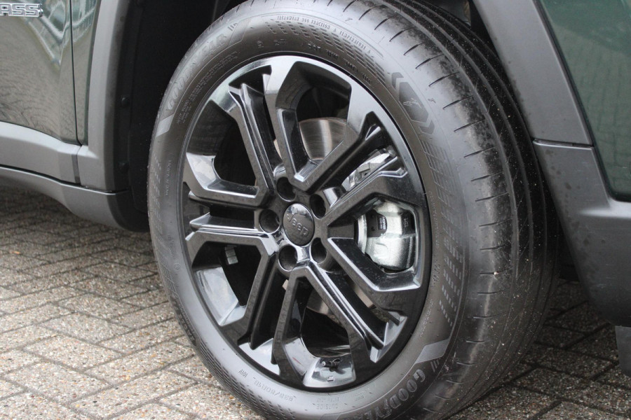 Jeep Compass 1.5T 145PK e-Hybrid NORTH STAR | SCHUIF/KANTEL DAK | UNIEKE KLEUR! "TECHNO GREEN" | WINTERPACK: STOEL/STUUR/PARKEERNSENSOREN/RUITENSPROEIER VERWARMBAAR | SAFETY PACK: 360° CAMERA/DODEHOEK BEWAKING/BUITENSPIEGELS MET INSTAPVERLICHTING | 10,1" TOUCHSCREEN MET NAVIGATIE/ADAPTIVE CRUISE CONTROL INCL LANE CENTERING ASSIST/VERKEERSBORDEN INFORMATIE/DRAADLOZE TELEFOONLADER/HANDSFREE ELEKTRISCH BEDIENBARE ACHTERKLEP | PREMIUM AUDIO SYSTEEM MET 9 SPEAKERS & SUBWOOVER "ALPINE" | KEYLESS ENTRY | DRAADLOZE APPLE CARPLAY/ANDROID AUTO | 18" LICHTMETALEN VELGEN | TWO TONE ZWART DAK |