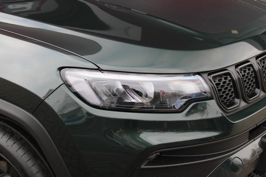 Jeep Compass 1.5T 145PK e-Hybrid NORTH STAR | SCHUIF/KANTEL DAK | UNIEKE KLEUR! "TECHNO GREEN" | WINTERPACK: STOEL/STUUR/PARKEERNSENSOREN/RUITENSPROEIER VERWARMBAAR | SAFETY PACK: 360° CAMERA/DODEHOEK BEWAKING/BUITENSPIEGELS MET INSTAPVERLICHTING | 10,1" TOUCHSCREEN MET NAVIGATIE/ADAPTIVE CRUISE CONTROL INCL LANE CENTERING ASSIST/VERKEERSBORDEN INFORMATIE/DRAADLOZE TELEFOONLADER/HANDSFREE ELEKTRISCH BEDIENBARE ACHTERKLEP | PREMIUM AUDIO SYSTEEM MET 9 SPEAKERS & SUBWOOVER "ALPINE" | KEYLESS ENTRY | DRAADLOZE APPLE CARPLAY/ANDROID AUTO | 18" LICHTMETALEN VELGEN | TWO TONE ZWART DAK |