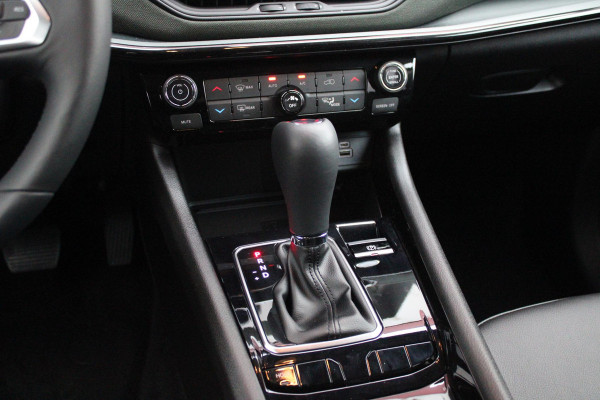 Jeep Compass 1.5T 145PK e-Hybrid NORTH STAR | SCHUIF/KANTEL DAK | UNIEKE KLEUR! "TECHNO GREEN" | WINTERPACK: STOEL/STUUR/PARKEERNSENSOREN/RUITENSPROEIER VERWARMBAAR | SAFETY PACK: 360° CAMERA/DODEHOEK BEWAKING/BUITENSPIEGELS MET INSTAPVERLICHTING | 10,1" TOUCHSCREEN MET NAVIGATIE/ADAPTIVE CRUISE CONTROL INCL LANE CENTERING ASSIST/VERKEERSBORDEN INFORMATIE/DRAADLOZE TELEFOONLADER/HANDSFREE ELEKTRISCH BEDIENBARE ACHTERKLEP | PREMIUM AUDIO SYSTEEM MET 9 SPEAKERS & SUBWOOVER "ALPINE" | KEYLESS ENTRY | DRAADLOZE APPLE CARPLAY/ANDROID AUTO | 18" LICHTMETALEN VELGEN | TWO TONE ZWART DAK |