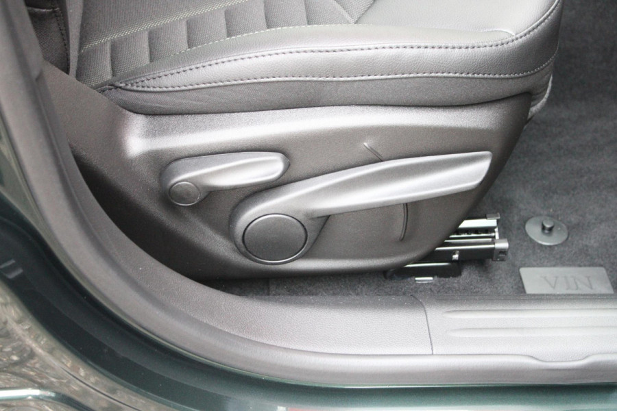 Jeep Compass 1.5T 145PK e-Hybrid NORTH STAR | SCHUIF/KANTEL DAK | UNIEKE KLEUR! "TECHNO GREEN" | WINTERPACK: STOEL/STUUR/PARKEERNSENSOREN/RUITENSPROEIER VERWARMBAAR | SAFETY PACK: 360° CAMERA/DODEHOEK BEWAKING/BUITENSPIEGELS MET INSTAPVERLICHTING | 10,1" TOUCHSCREEN MET NAVIGATIE/ADAPTIVE CRUISE CONTROL INCL LANE CENTERING ASSIST/VERKEERSBORDEN INFORMATIE/DRAADLOZE TELEFOONLADER/HANDSFREE ELEKTRISCH BEDIENBARE ACHTERKLEP | PREMIUM AUDIO SYSTEEM MET 9 SPEAKERS & SUBWOOVER "ALPINE" | KEYLESS ENTRY | DRAADLOZE APPLE CARPLAY/ANDROID AUTO | 18" LICHTMETALEN VELGEN | TWO TONE ZWART DAK |