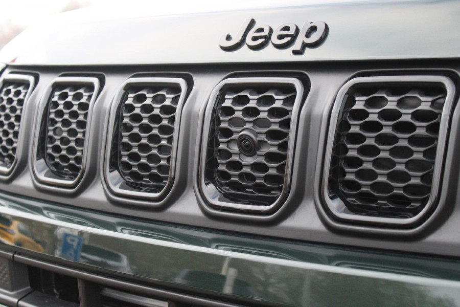 Jeep Compass 1.5T 145PK e-Hybrid NORTH STAR | SCHUIF/KANTEL DAK | UNIEKE KLEUR! "TECHNO GREEN" | WINTERPACK: STOEL/STUUR/PARKEERNSENSOREN/RUITENSPROEIER VERWARMBAAR | SAFETY PACK: 360° CAMERA/DODEHOEK BEWAKING/BUITENSPIEGELS MET INSTAPVERLICHTING | 10,1" TOUCHSCREEN MET NAVIGATIE/ADAPTIVE CRUISE CONTROL INCL LANE CENTERING ASSIST/VERKEERSBORDEN INFORMATIE/DRAADLOZE TELEFOONLADER/HANDSFREE ELEKTRISCH BEDIENBARE ACHTERKLEP | PREMIUM AUDIO SYSTEEM MET 9 SPEAKERS & SUBWOOVER "ALPINE" | KEYLESS ENTRY | DRAADLOZE APPLE CARPLAY/ANDROID AUTO | 18" LICHTMETALEN VELGEN | TWO TONE ZWART DAK |