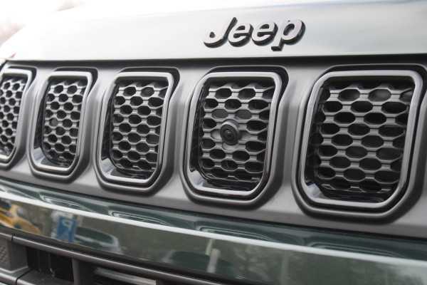 Jeep Compass 1.5T 145PK e-Hybrid NORTH STAR | SCHUIF/KANTEL DAK | UNIEKE KLEUR! "TECHNO GREEN" | WINTERPACK: STOEL/STUUR/PARKEERNSENSOREN/RUITENSPROEIER VERWARMBAAR | SAFETY PACK: 360° CAMERA/DODEHOEK BEWAKING/BUITENSPIEGELS MET INSTAPVERLICHTING | 10,1" TOUCHSCREEN MET NAVIGATIE/ADAPTIVE CRUISE CONTROL INCL LANE CENTERING ASSIST/VERKEERSBORDEN INFORMATIE/DRAADLOZE TELEFOONLADER/HANDSFREE ELEKTRISCH BEDIENBARE ACHTERKLEP | PREMIUM AUDIO SYSTEEM MET 9 SPEAKERS & SUBWOOVER "ALPINE" | KEYLESS ENTRY | DRAADLOZE APPLE CARPLAY/ANDROID AUTO | 18" LICHTMETALEN VELGEN | TWO TONE ZWART DAK |