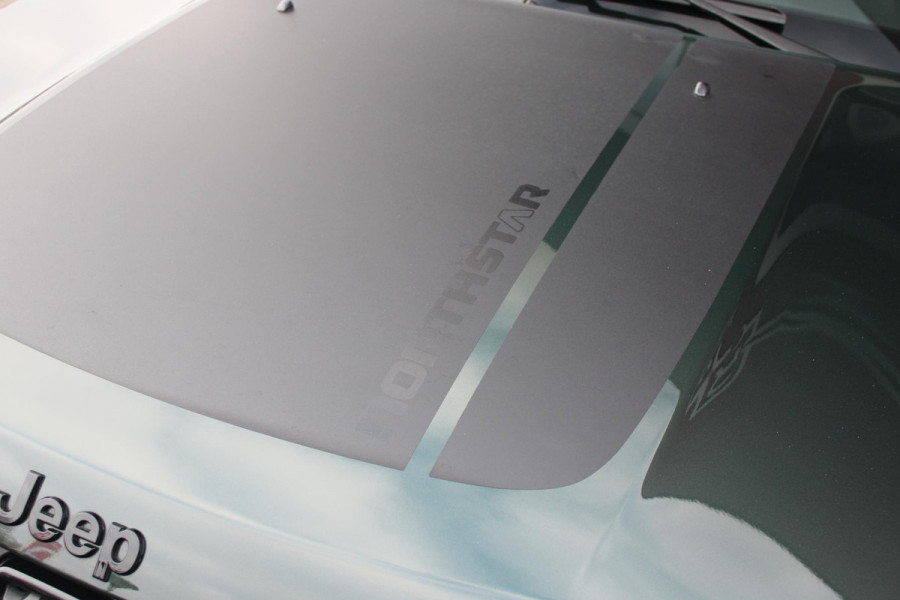 Jeep Compass 1.5T 145PK e-Hybrid NORTH STAR | SCHUIF/KANTEL DAK | UNIEKE KLEUR! "TECHNO GREEN" | WINTERPACK: STOEL/STUUR/PARKEERNSENSOREN/RUITENSPROEIER VERWARMBAAR | SAFETY PACK: 360° CAMERA/DODEHOEK BEWAKING/BUITENSPIEGELS MET INSTAPVERLICHTING | 10,1" TOUCHSCREEN MET NAVIGATIE/ADAPTIVE CRUISE CONTROL INCL LANE CENTERING ASSIST/VERKEERSBORDEN INFORMATIE/DRAADLOZE TELEFOONLADER/HANDSFREE ELEKTRISCH BEDIENBARE ACHTERKLEP | PREMIUM AUDIO SYSTEEM MET 9 SPEAKERS & SUBWOOVER "ALPINE" | KEYLESS ENTRY | DRAADLOZE APPLE CARPLAY/ANDROID AUTO | 18" LICHTMETALEN VELGEN | TWO TONE ZWART DAK |