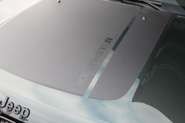 Jeep Compass 1.5T 145PK e-Hybrid NORTH STAR | SCHUIF/KANTEL DAK | UNIEKE KLEUR! "TECHNO GREEN" | WINTERPACK: STOEL/STUUR/PARKEERNSENSOREN/RUITENSPROEIER VERWARMBAAR | SAFETY PACK: 360° CAMERA/DODEHOEK BEWAKING/BUITENSPIEGELS MET INSTAPVERLICHTING | 10,1" TOUCHSCREEN MET NAVIGATIE/ADAPTIVE CRUISE CONTROL INCL LANE CENTERING ASSIST/VERKEERSBORDEN INFORMATIE/DRAADLOZE TELEFOONLADER/HANDSFREE ELEKTRISCH BEDIENBARE ACHTERKLEP | PREMIUM AUDIO SYSTEEM MET 9 SPEAKERS & SUBWOOVER "ALPINE" | KEYLESS ENTRY | DRAADLOZE APPLE CARPLAY/ANDROID AUTO | 18" LICHTMETALEN VELGEN | TWO TONE ZWART DAK |