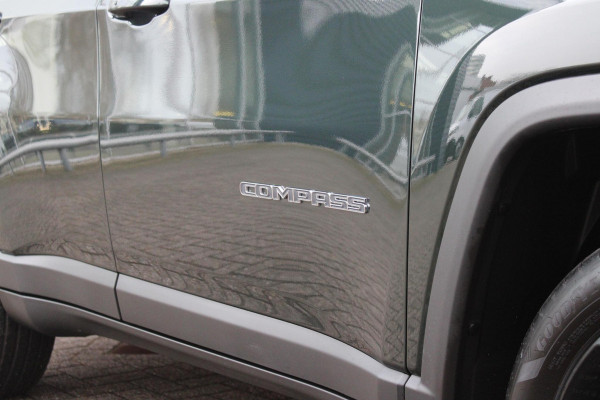 Jeep Compass 1.5T 145PK e-Hybrid NORTH STAR | SCHUIF/KANTEL DAK | UNIEKE KLEUR! "TECHNO GREEN" | WINTERPACK: STOEL/STUUR/PARKEERNSENSOREN/RUITENSPROEIER VERWARMBAAR | SAFETY PACK: 360° CAMERA/DODEHOEK BEWAKING/BUITENSPIEGELS MET INSTAPVERLICHTING | 10,1" TOUCHSCREEN MET NAVIGATIE/ADAPTIVE CRUISE CONTROL INCL LANE CENTERING ASSIST/VERKEERSBORDEN INFORMATIE/DRAADLOZE TELEFOONLADER/HANDSFREE ELEKTRISCH BEDIENBARE ACHTERKLEP | PREMIUM AUDIO SYSTEEM MET 9 SPEAKERS & SUBWOOVER "ALPINE" | KEYLESS ENTRY | DRAADLOZE APPLE CARPLAY/ANDROID AUTO | 18" LICHTMETALEN VELGEN | TWO TONE ZWART DAK |