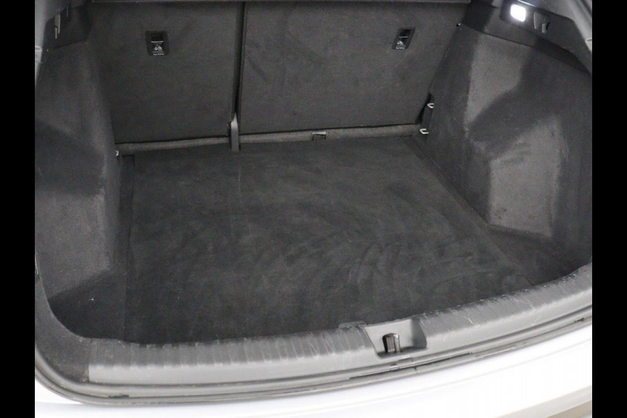 Audi Q4 e-tron 40 Launch edition Advanced 77 kWh | Stoelverwarming | Trekhaak | Adaptive cruise | Camera | Matrix LED | Navigatie | Carplay | Audi Sound | Parkeerhulp