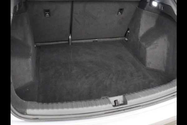 Audi Q4 e-tron 40 Launch edition Advanced 77 kWh | Stoelverwarming | Trekhaak | Adaptive cruise | Camera | Matrix LED | Navigatie | Carplay | Audi Sound | Parkeerhulp