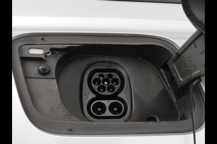 Audi Q4 e-tron 40 Launch edition Advanced 77 kWh | Stoelverwarming | Trekhaak | Adaptive cruise | Camera | Matrix LED | Navigatie | Carplay | Audi Sound | Parkeerhulp