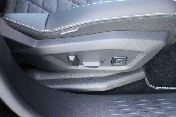 Peugeot 3008 1.6 plug-in Hybrid 195 GT **NIEUW** | NAPPA LEDEREN BEKLEDING DONKERGRIJS | PANORAMISCH SCHUIF/KANTEL DAK | FOCAL AUDIO SYSTEM | TREKHAAK MET AFNEEMBARE KOGEL | ELEKTRISCH BEDIENBARE VOORSTOELEN MET GEHEUGEN/MASSAGE FUNCTIE | STOEL VENTILATIE | STOEL/STUUR VERWARMING | NAVIGATIE | DRAADLOZE APPLE CARPLAY/ANDROID AUTO | FULL LED MATRIX KOPLAMPEN | 20" LICHTMETALEN VELGEN | ELEKTRISCH BEDIENBARE ACHTERKLEP | SFEER VERLICHTING | 360° CAMERA | DODEHOEK DETECTIE | KEYLESS ENTRY/START | 7,4KW ONBOARD CHARGER |
