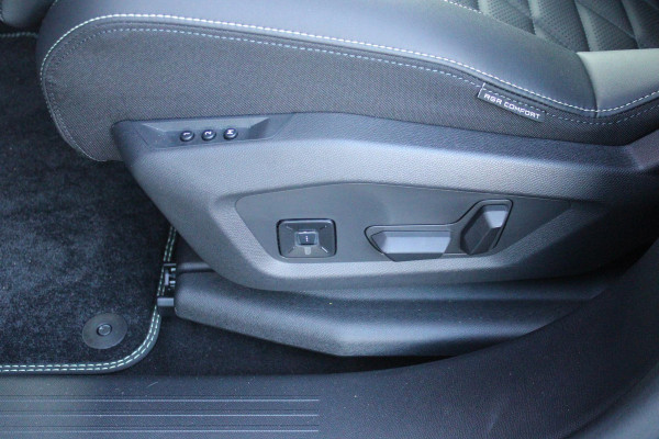 Peugeot 3008 1.6 plug-in Hybrid 195 GT **NIEUW** | NAPPA LEDEREN BEKLEDING DONKERGRIJS | PANORAMISCH SCHUIF/KANTEL DAK | FOCAL AUDIO SYSTEM | TREKHAAK MET AFNEEMBARE KOGEL | ELEKTRISCH BEDIENBARE VOORSTOELEN MET GEHEUGEN/MASSAGE FUNCTIE | STOEL VENTILATIE | STOEL/STUUR VERWARMING | NAVIGATIE | DRAADLOZE APPLE CARPLAY/ANDROID AUTO | FULL LED MATRIX KOPLAMPEN | 20" LICHTMETALEN VELGEN | ELEKTRISCH BEDIENBARE ACHTERKLEP | SFEER VERLICHTING | 360° CAMERA | DODEHOEK DETECTIE | KEYLESS ENTRY/START | 7,4KW ONBOARD CHARGER |