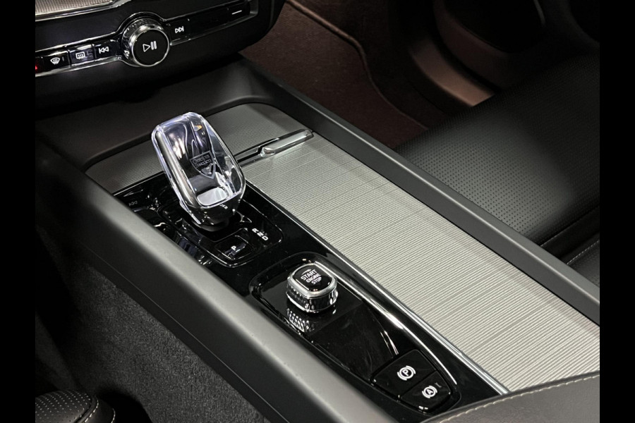 Volvo XC60 2.0 T6 Plug-in hybrid AWD Ultra Black Edition Trekhaak | Bowers & Wilkins | Massage | Stoel ventilatie | Open dak | Stuur-/stoelverwarming | Head-up