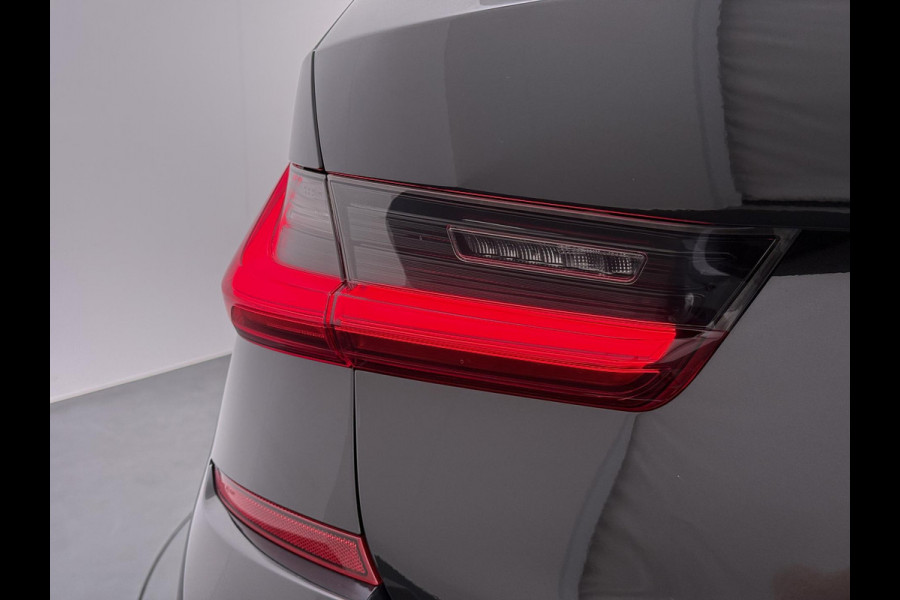 BMW 3 Serie Touring 318i High Executive Edition VAN € 34.900,- VOOR € 32.877,- UW LENTEVOORDEEL: maar liefst € 2.023,-!| M Sport | Afneembare trekhaak | Stoelverwarming | Origineel Nederlands geleverd (NAP) | Rijklaar geleverd incl. 12 maanden BOVAG-garantie