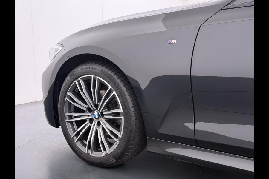 BMW 3 Serie Touring 318i High Executive Edition VAN € 34.900,- VOOR € 32.877,- UW LENTEVOORDEEL: maar liefst € 2.023,-!| M Sport | Afneembare trekhaak | Stoelverwarming | Origineel Nederlands geleverd (NAP) | Rijklaar geleverd incl. 12 maanden BOVAG-garantie
