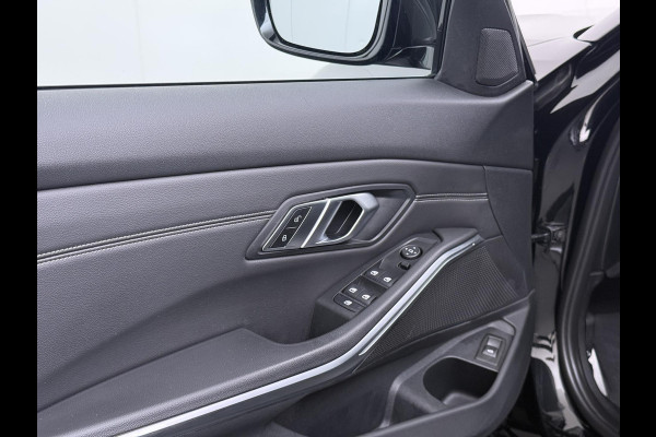 BMW 3 Serie Touring 318i High Executive Edition VAN € 34.900,- VOOR € 32.877,- UW LENTEVOORDEEL: maar liefst € 2.023,-!| M Sport | Afneembare trekhaak | Stoelverwarming | Origineel Nederlands geleverd (NAP) | Rijklaar geleverd incl. 12 maanden BOVAG-garantie