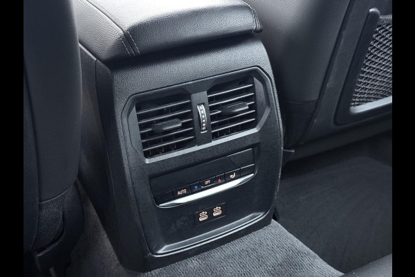 BMW 3 Serie Touring 318i High Executive Edition VAN € 34.900,- VOOR € 32.877,- UW LENTEVOORDEEL: maar liefst € 2.023,-!| M Sport | Afneembare trekhaak | Stoelverwarming | Origineel Nederlands geleverd (NAP) | Rijklaar geleverd incl. 12 maanden BOVAG-garantie