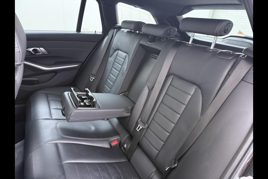 BMW 3 Serie Touring 318i High Executive Edition VAN € 34.900,- VOOR € 32.877,- UW LENTEVOORDEEL: maar liefst € 2.023,-!| M Sport | Afneembare trekhaak | Stoelverwarming | Origineel Nederlands geleverd (NAP) | Rijklaar geleverd incl. 12 maanden BOVAG-garantie