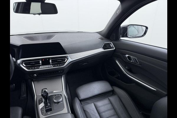 BMW 3 Serie Touring 318i High Executive Edition VAN € 34.900,- VOOR € 32.877,- UW LENTEVOORDEEL: maar liefst € 2.023,-!| M Sport | Afneembare trekhaak | Stoelverwarming | Origineel Nederlands geleverd (NAP) | Rijklaar geleverd incl. 12 maanden BOVAG-garantie