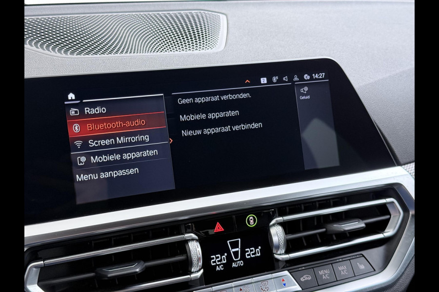 BMW 3 Serie Touring 318i High Executive Edition VAN € 34.900,- VOOR € 32.877,- UW LENTEVOORDEEL: maar liefst € 2.023,-!| M Sport | Afneembare trekhaak | Stoelverwarming | Origineel Nederlands geleverd (NAP) | Rijklaar geleverd incl. 12 maanden BOVAG-garantie