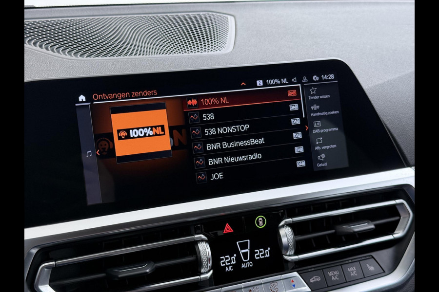 BMW 3 Serie Touring 318i High Executive Edition VAN € 34.900,- VOOR € 32.877,- UW LENTEVOORDEEL: maar liefst € 2.023,-!| M Sport | Afneembare trekhaak | Stoelverwarming | Origineel Nederlands geleverd (NAP) | Rijklaar geleverd incl. 12 maanden BOVAG-garantie