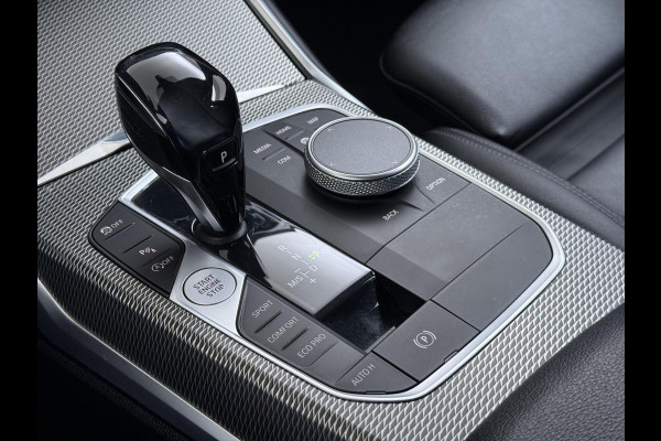 BMW 3 Serie Touring 318i High Executive Edition VAN € 34.900,- VOOR € 32.877,- UW LENTEVOORDEEL: maar liefst € 2.023,-!| M Sport | Afneembare trekhaak | Stoelverwarming | Origineel Nederlands geleverd (NAP) | Rijklaar geleverd incl. 12 maanden BOVAG-garantie