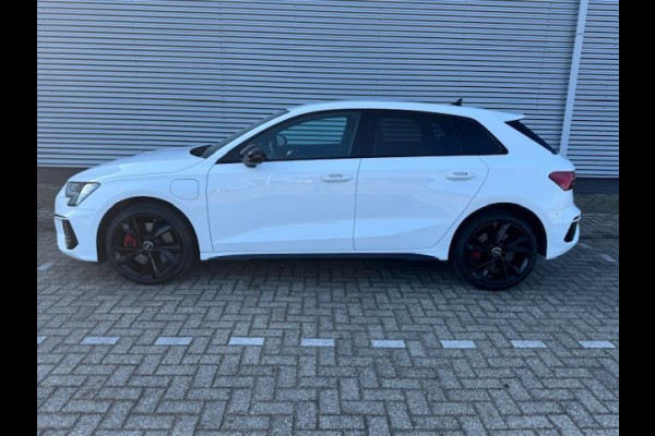 Audi A3 Sportback 45 TFSI e S Black edition Competition,Stoelverwarming,Carplay,Sportstoelen,