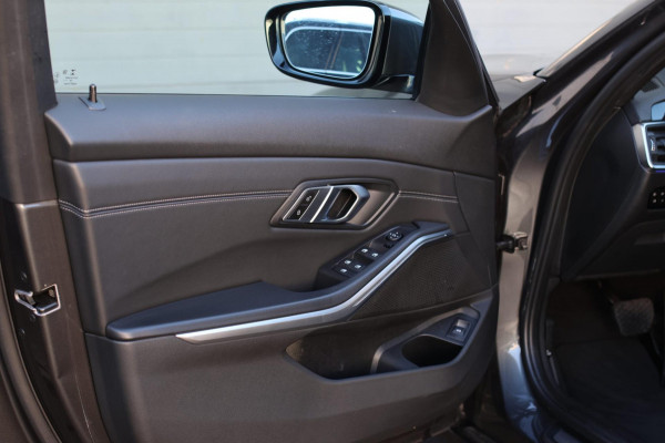 BMW 3 Serie Touring 320i High Executive *Stuurverwarming*Leder*Trekhaak*