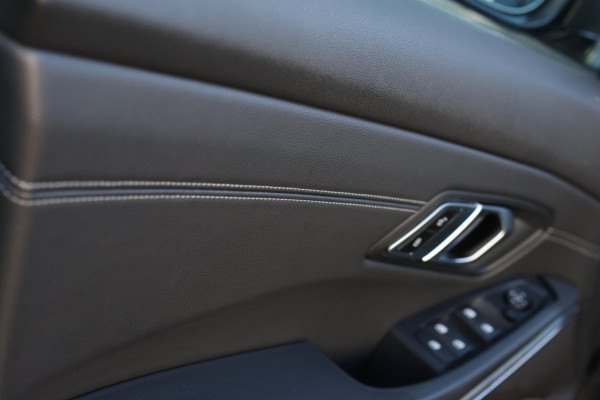 BMW 3 Serie Touring 320i High Executive *Stuurverwarming*Leder*Trekhaak*