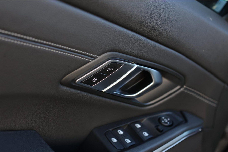 BMW 3 Serie Touring 320i High Executive *Stuurverwarming*Leder*Trekhaak*