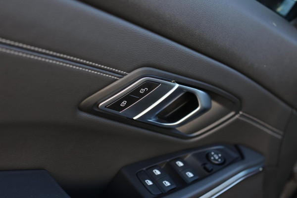 BMW 3 Serie Touring 320i High Executive *Stuurverwarming*Leder*Trekhaak*