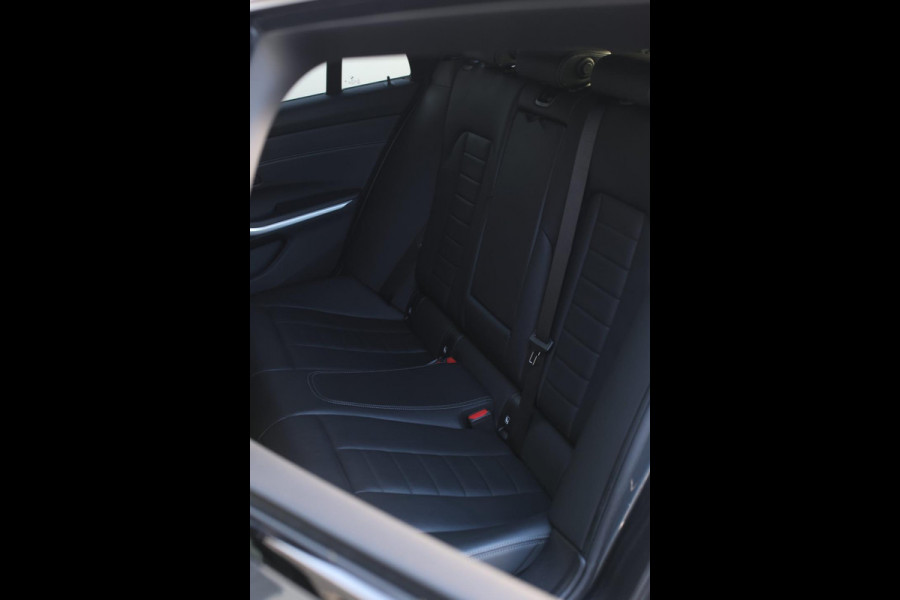 BMW 3 Serie Touring 320i High Executive *Stuurverwarming*Leder*Trekhaak*