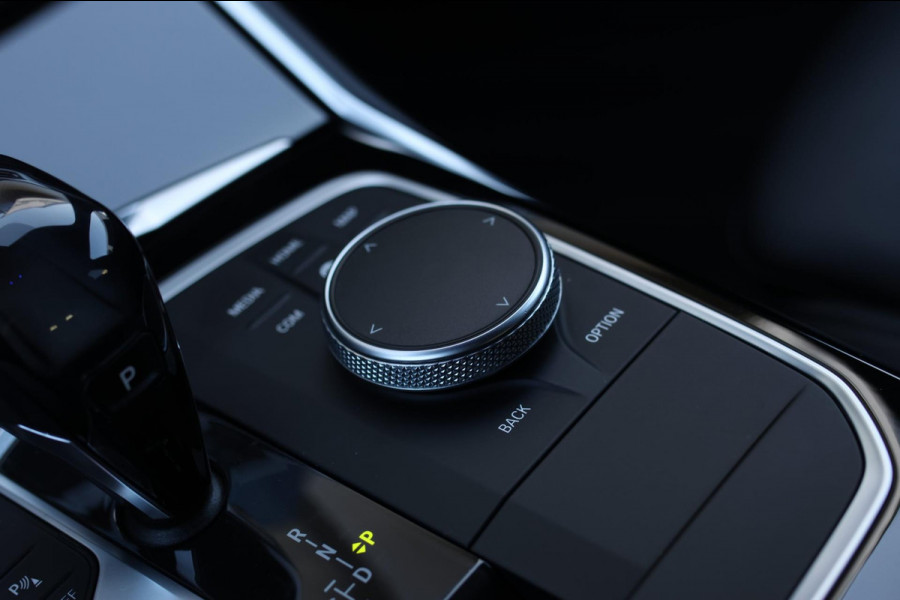 BMW 3 Serie Touring 320i High Executive *Stuurverwarming*Leder*Trekhaak*