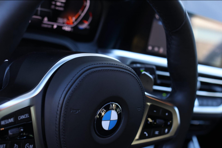 BMW 3 Serie Touring 320i High Executive *Stuurverwarming*Leder*Trekhaak*