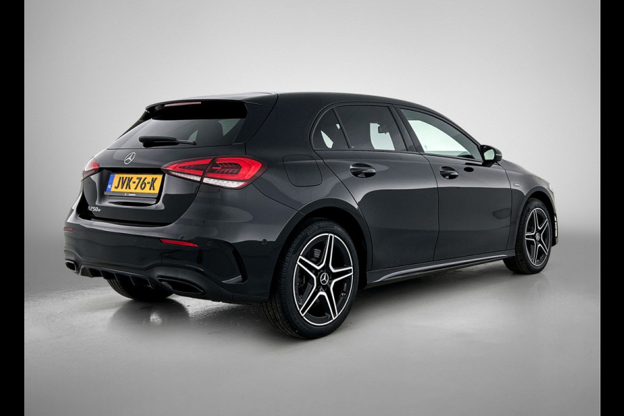 Mercedes-Benz A-Klasse 250 e AMG Plug-In Hybride AMG Line | Night Pakket | Sfeerverlichting |Stoelverwarming | Achteruitrijcamera | Ledkoplampen. Inclusief 24 maanden MB Certified garantie voor Europa.