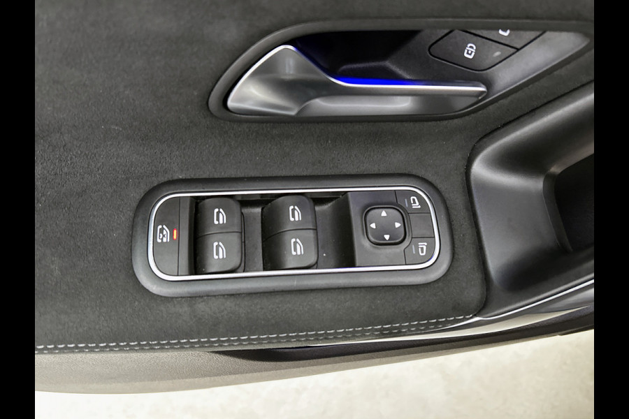 Mercedes-Benz A-Klasse 250 e AMG Plug-In Hybride AMG Line | Night Pakket | Sfeerverlichting |Stoelverwarming | Achteruitrijcamera | Ledkoplampen. Inclusief 24 maanden MB Certified garantie voor Europa.