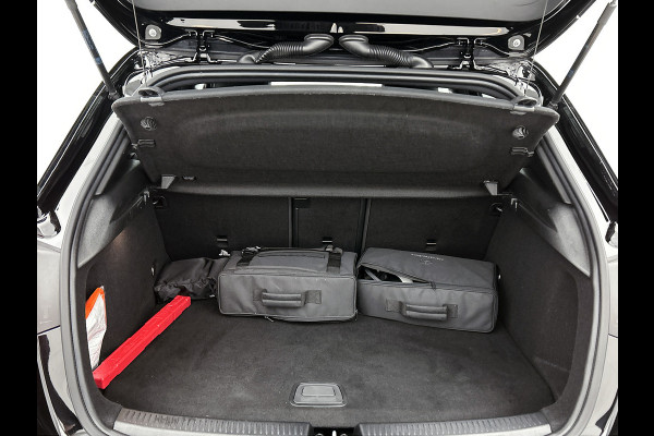 Mercedes-Benz A-Klasse 250 e AMG Plug-In Hybride AMG Line | Night Pakket | Sfeerverlichting |Stoelverwarming | Achteruitrijcamera | Ledkoplampen. Inclusief 24 maanden MB Certified garantie voor Europa.