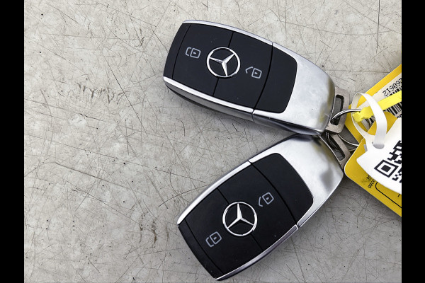 Mercedes-Benz A-Klasse 250 e AMG Plug-In Hybride AMG Line | Night Pakket | Sfeerverlichting |Stoelverwarming | Achteruitrijcamera | Ledkoplampen. Inclusief 24 maanden MB Certified garantie voor Europa.