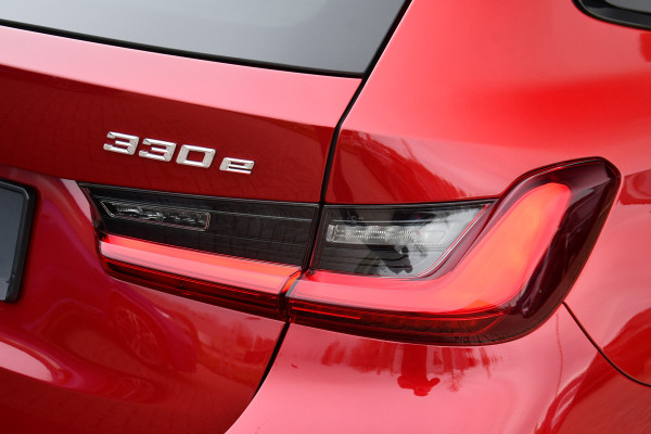 BMW 3 Serie Touring 330e M-Sport LCI-2 Pano Trekh 360 HUD El-zetels